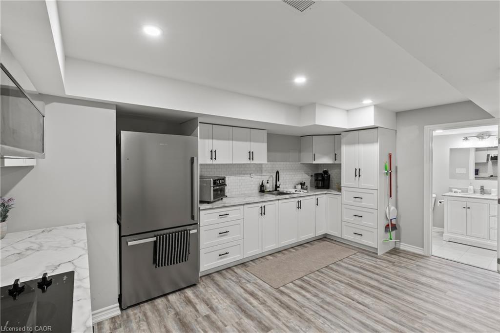 Lower-62 Esther Crescent, Thorold, ON - Indoor Photo Showing Kitchen