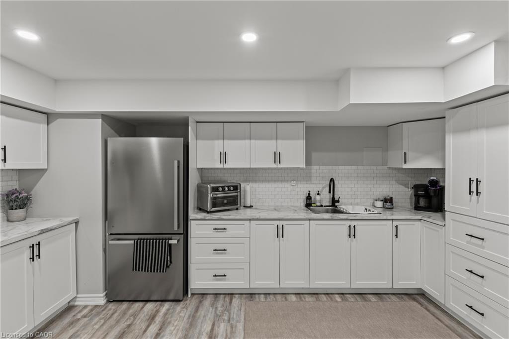 Lower-62 Esther Crescent, Thorold, ON - Indoor Photo Showing Kitchen With Upgraded Kitchen