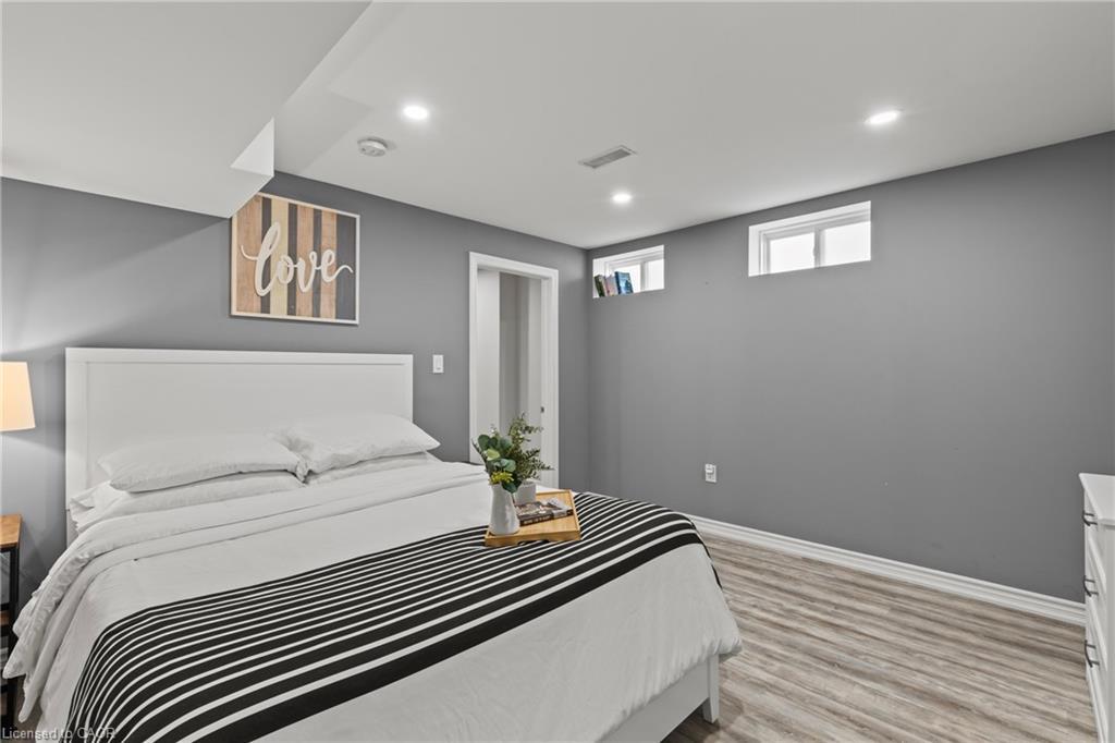 Lower-62 Esther Crescent, Thorold, ON - Indoor Photo Showing Bedroom