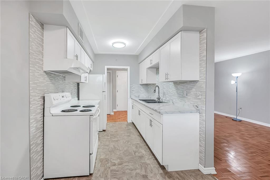 103-11 Woodman Drive S, Hamilton, ON - Indoor Photo Showing Kitchen