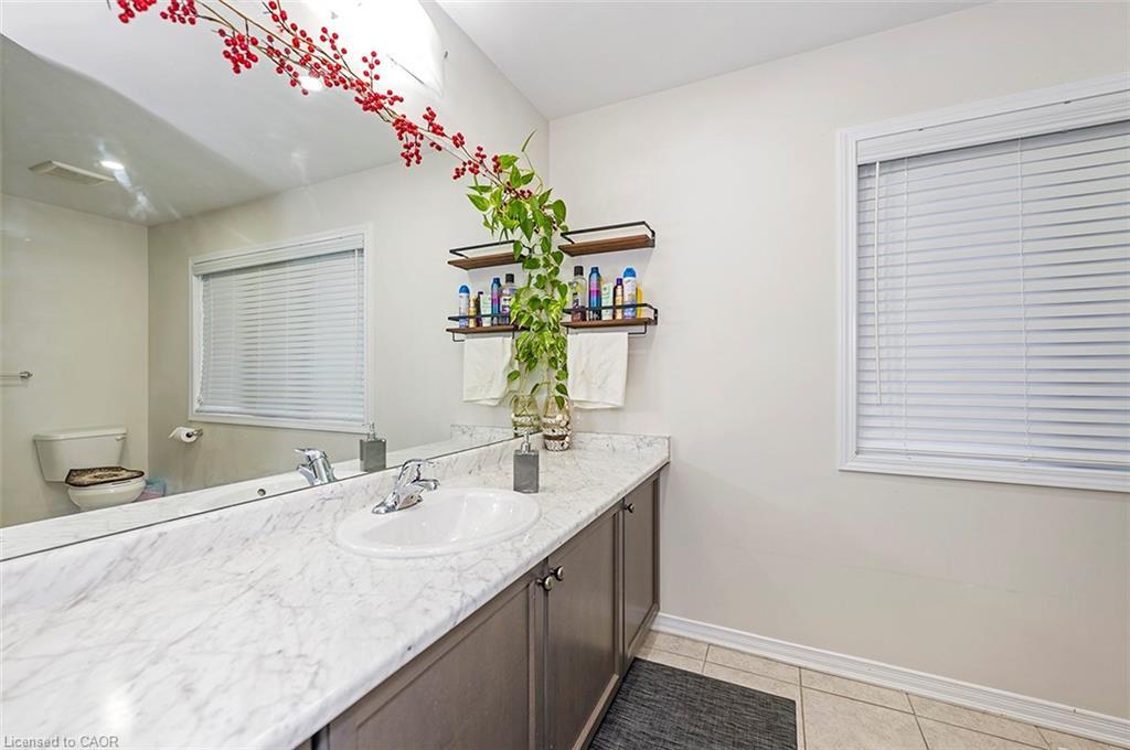 220 Bedrock Drive, Hamilton, ON - Indoor Photo Showing Bathroom