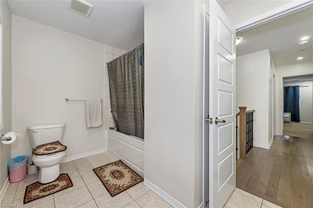 220 Bedrock Drive, Hamilton, ON - Indoor Photo Showing Bathroom