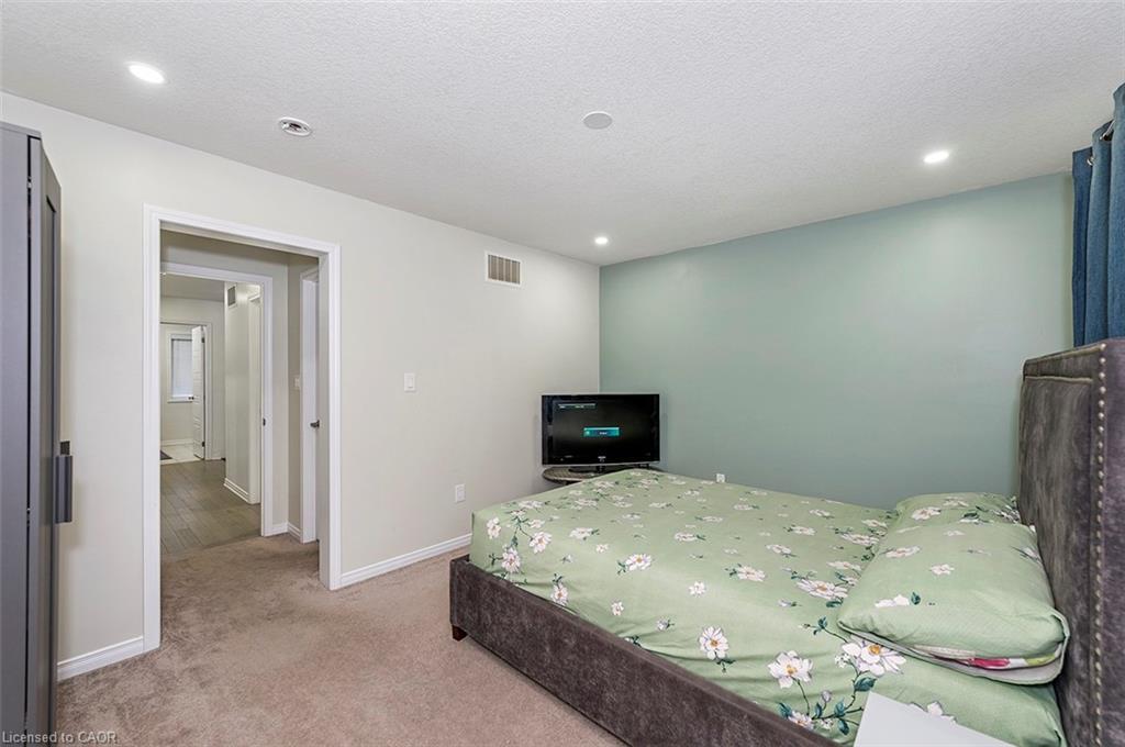 220 Bedrock Drive, Hamilton, ON - Indoor Photo Showing Bedroom