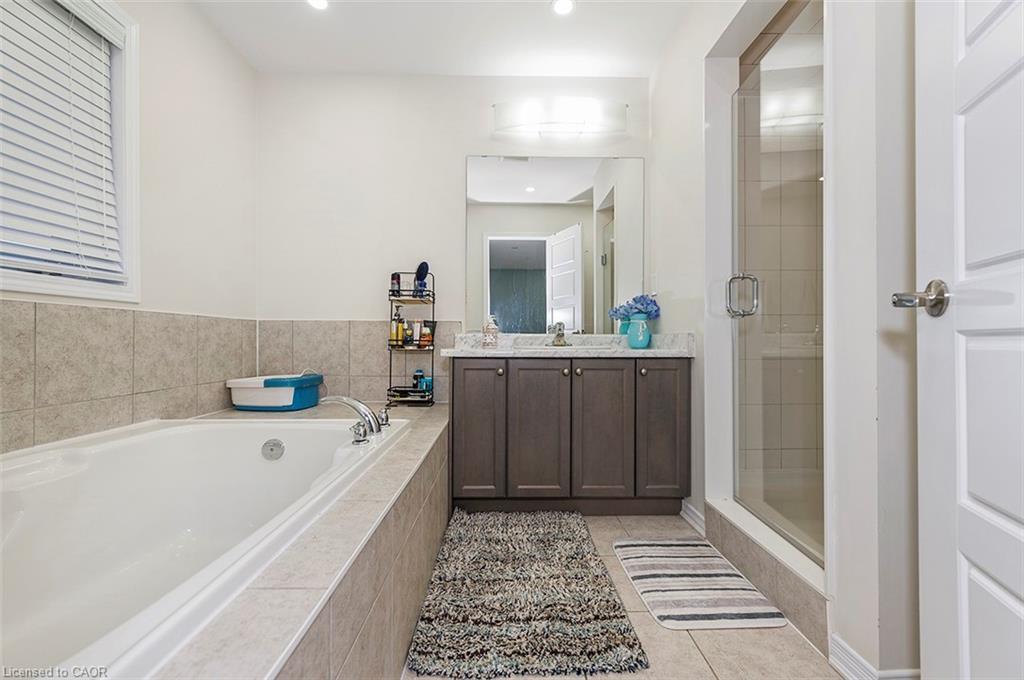220 Bedrock Drive, Hamilton, ON - Indoor Photo Showing Bathroom