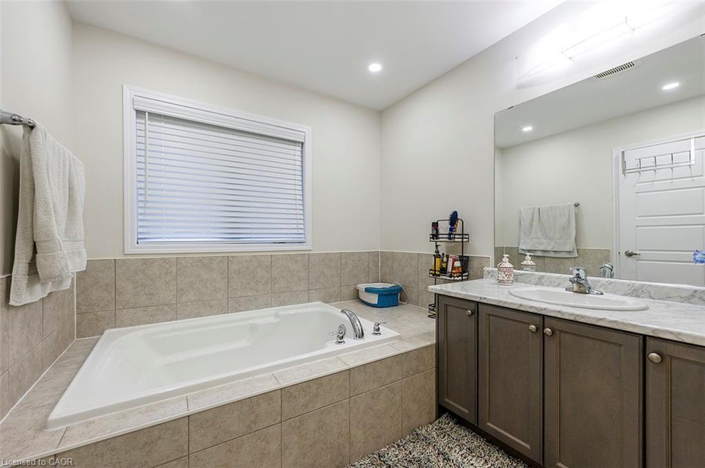 220 Bedrock Drive, Hamilton, ON - Indoor Photo Showing Bathroom
