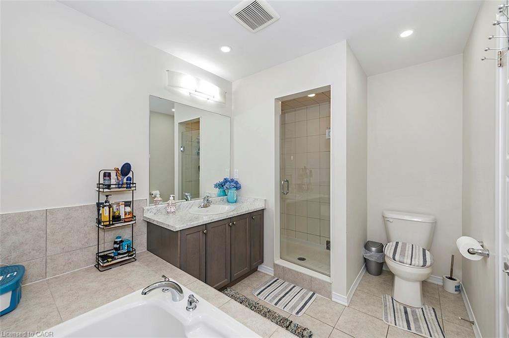 220 Bedrock Drive, Hamilton, ON - Indoor Photo Showing Bathroom