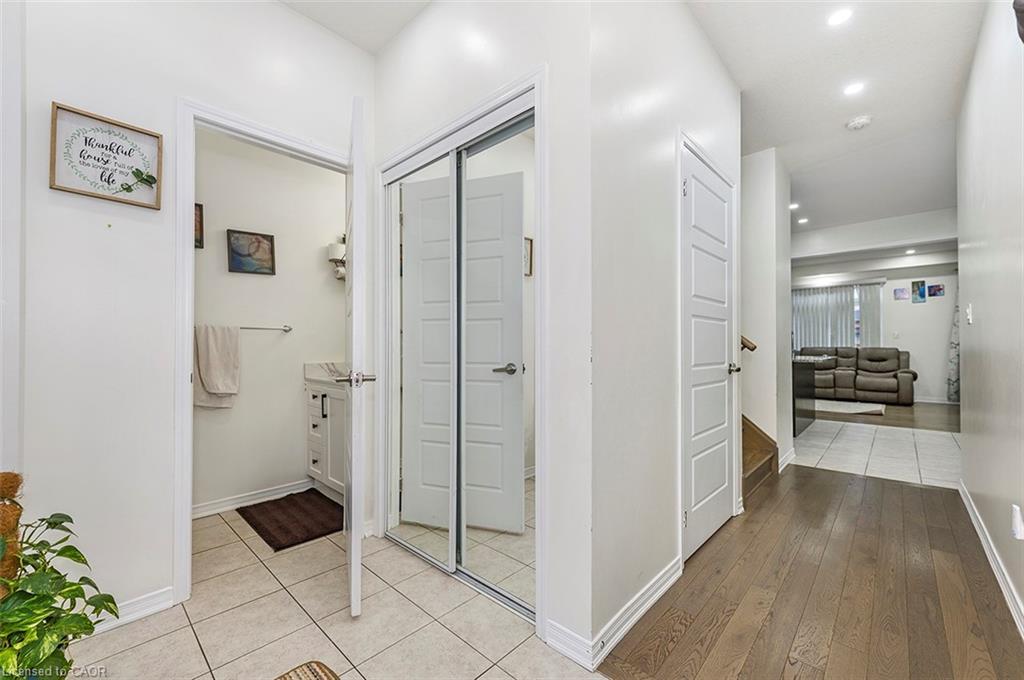 220 Bedrock Drive, Hamilton, ON - Indoor Photo Showing Other Room