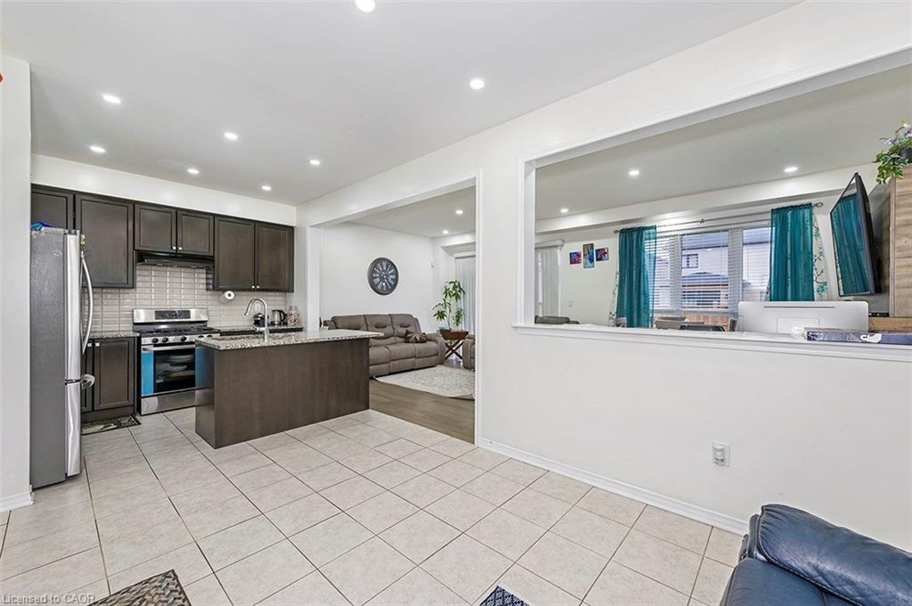 220 Bedrock Drive, Hamilton, ON - Indoor Photo Showing Kitchen