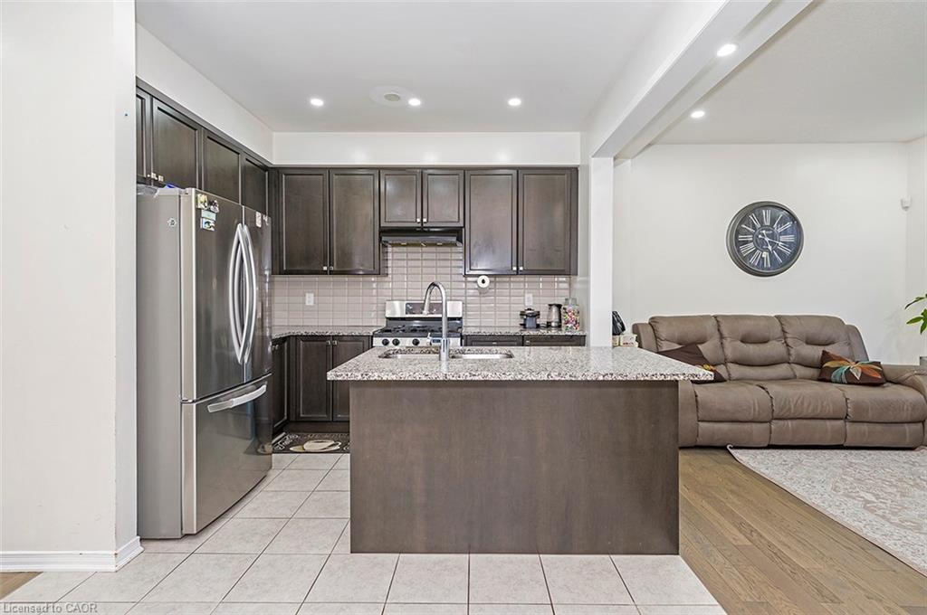 220 Bedrock Drive, Hamilton, ON - Indoor Photo Showing Kitchen With Stainless Steel Kitchen With Upgraded Kitchen