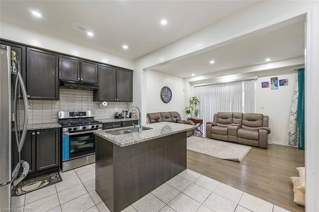 220 Bedrock Drive, Hamilton, ON - Indoor Photo Showing Kitchen