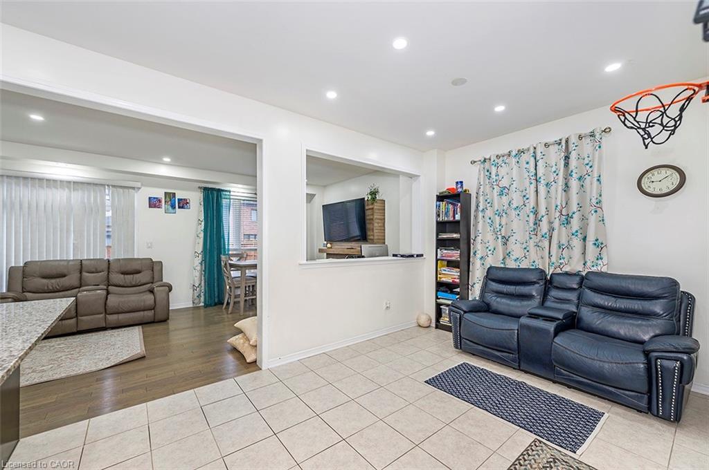 220 Bedrock Drive, Hamilton, ON - Indoor Photo Showing Living Room
