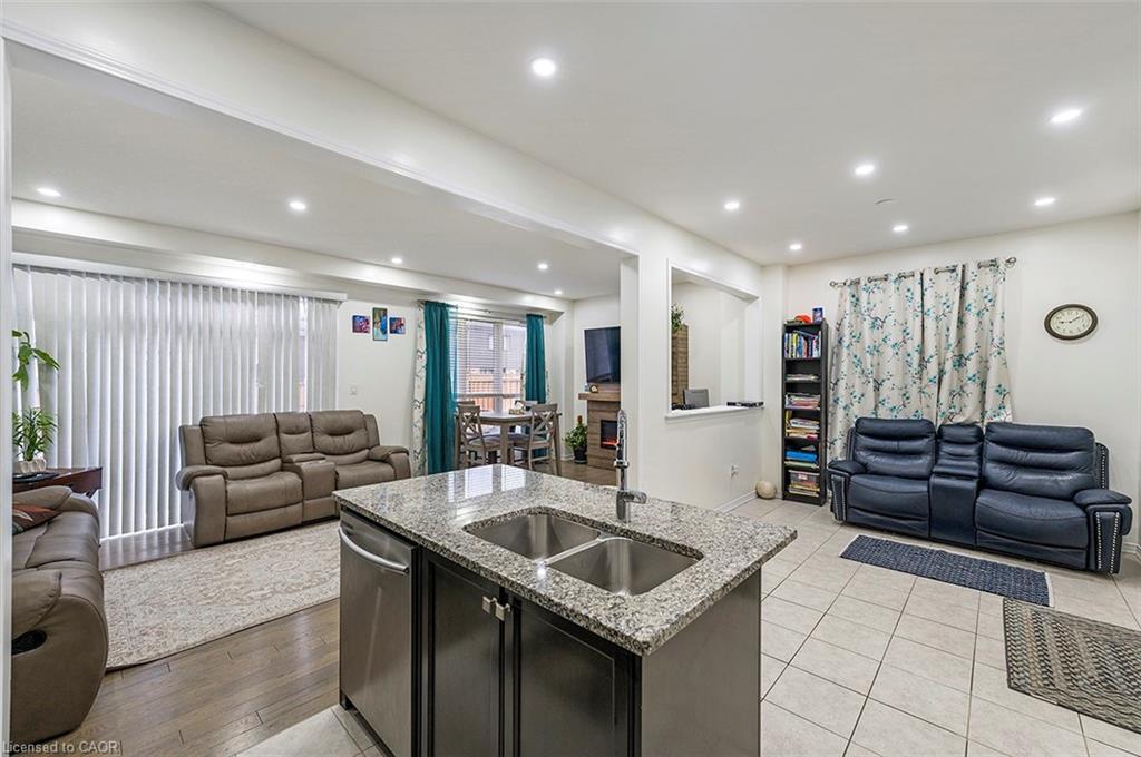 220 Bedrock Drive, Hamilton, ON - Indoor Photo Showing Living Room