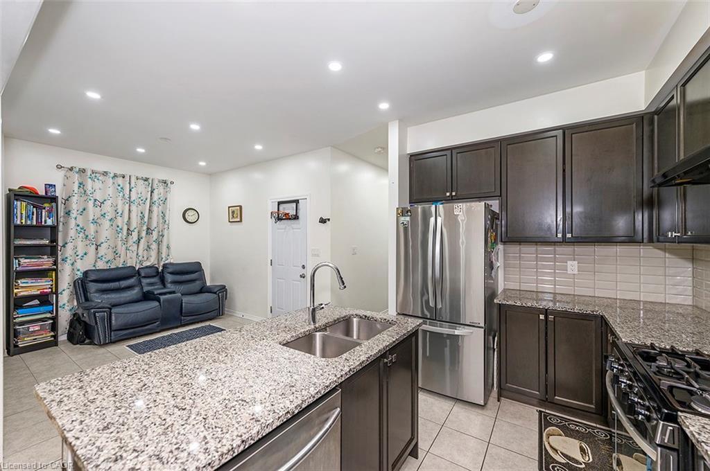 220 Bedrock Drive, Hamilton, ON - Indoor Photo Showing Kitchen With Stainless Steel Kitchen With Double Sink With Upgraded Kitchen