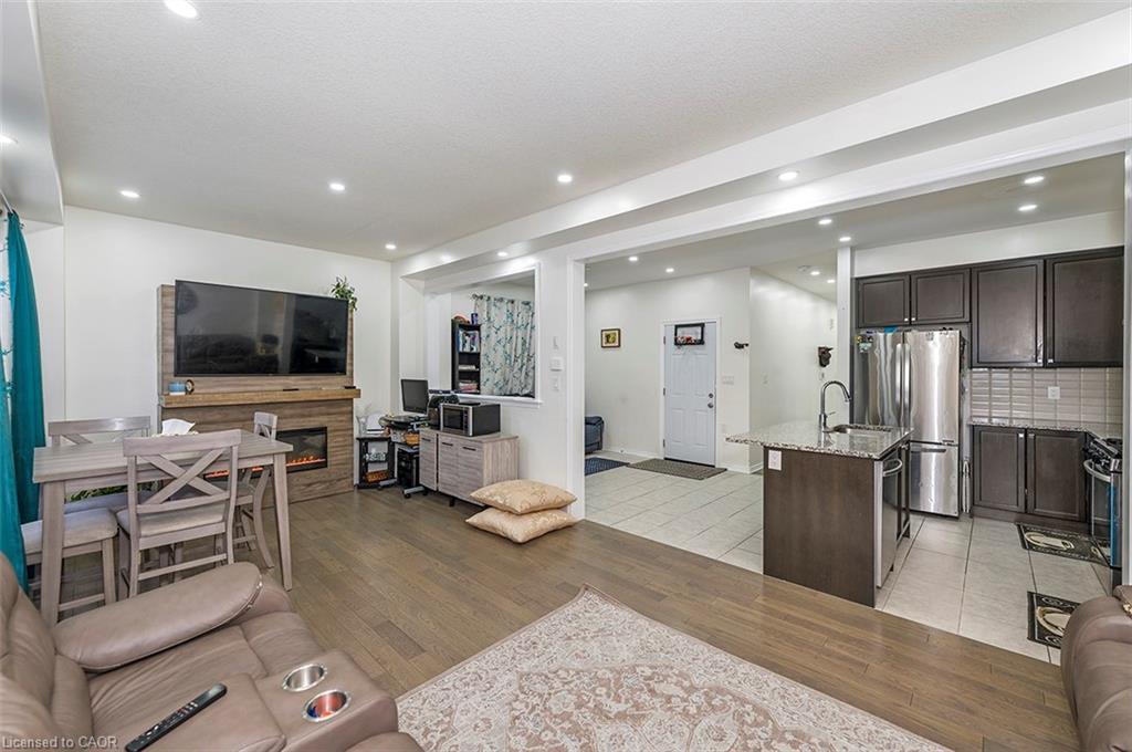 220 Bedrock Drive, Hamilton, ON - Indoor Photo Showing Kitchen With Stainless Steel Kitchen
