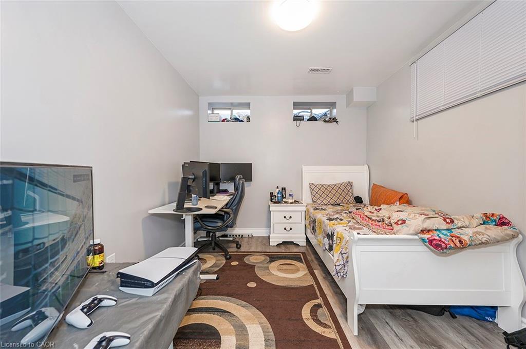 220 Bedrock Drive, Hamilton, ON - Indoor Photo Showing Bedroom