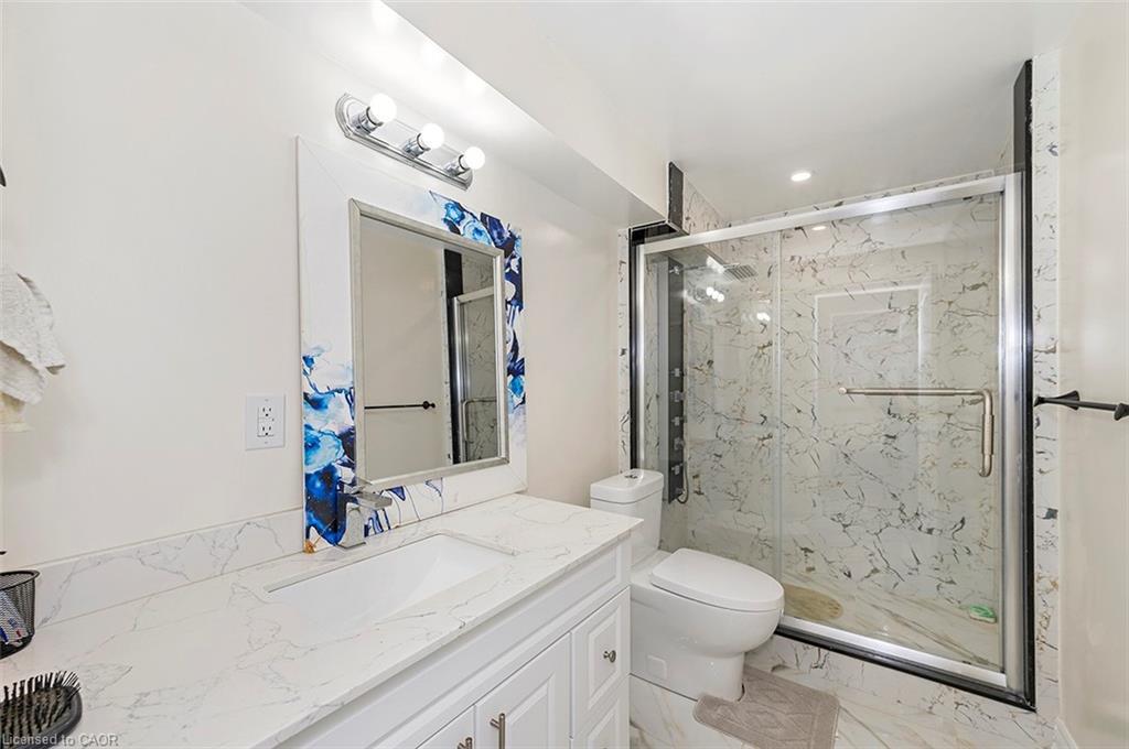 220 Bedrock Drive, Hamilton, ON - Indoor Photo Showing Bathroom