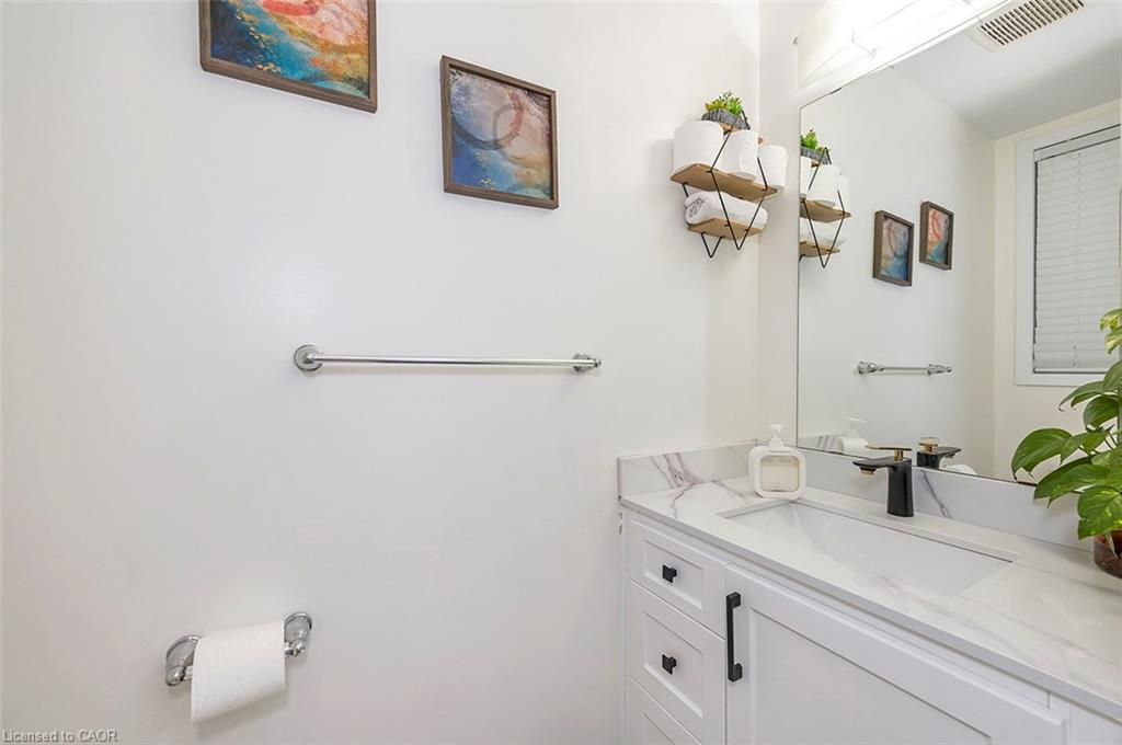 220 Bedrock Drive, Hamilton, ON - Indoor Photo Showing Bathroom