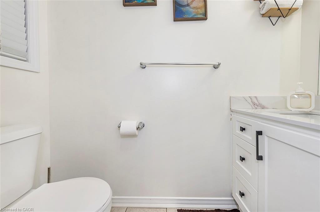 220 Bedrock Drive, Hamilton, ON - Indoor Photo Showing Bathroom