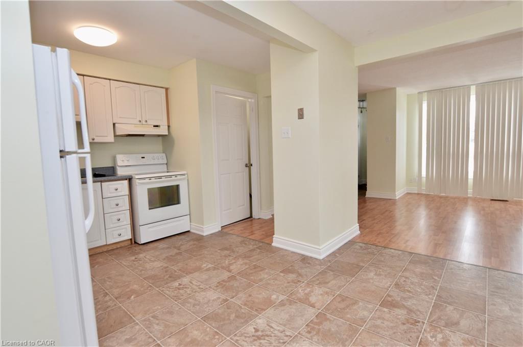 2-977 Francis Road, Burlington, ON - Indoor Photo Showing Kitchen