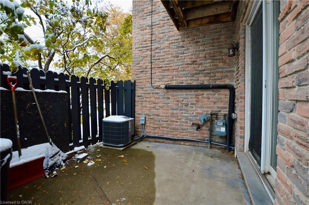 2-977 Francis Road, Burlington, ON - Outdoor