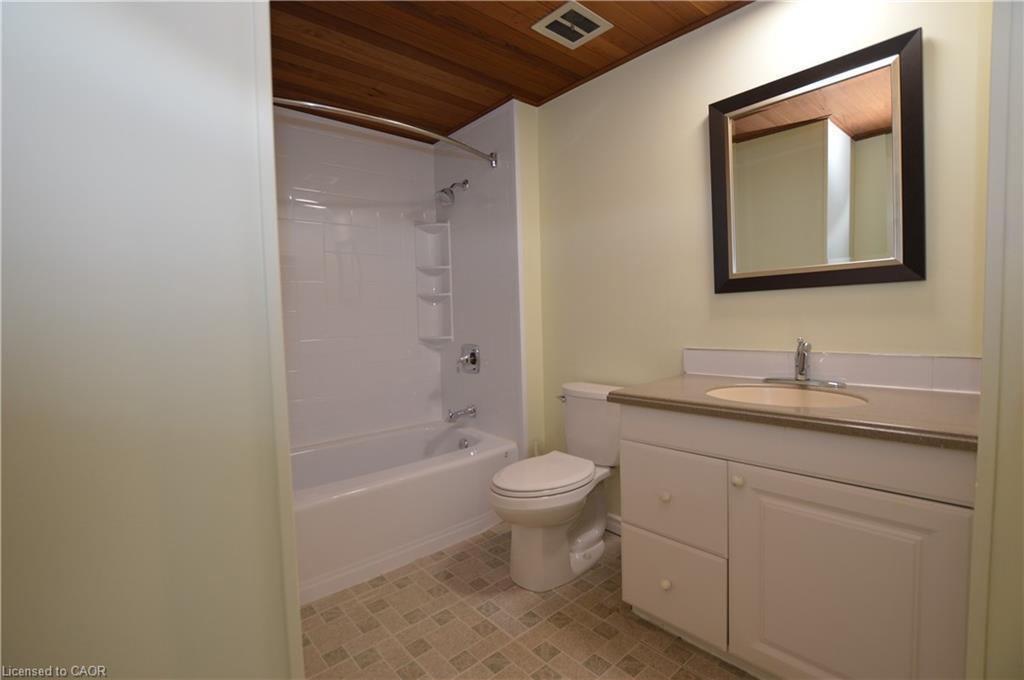 2-977 Francis Road, Burlington, ON - Indoor Photo Showing Bathroom
