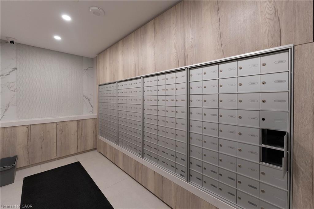 B317-3200 Dakota Common, Burlington, ON - Indoor Photo Showing Other Room