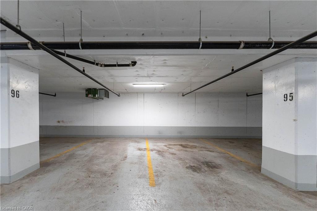 B317-3200 Dakota Common, Burlington, ON - Indoor Photo Showing Garage
