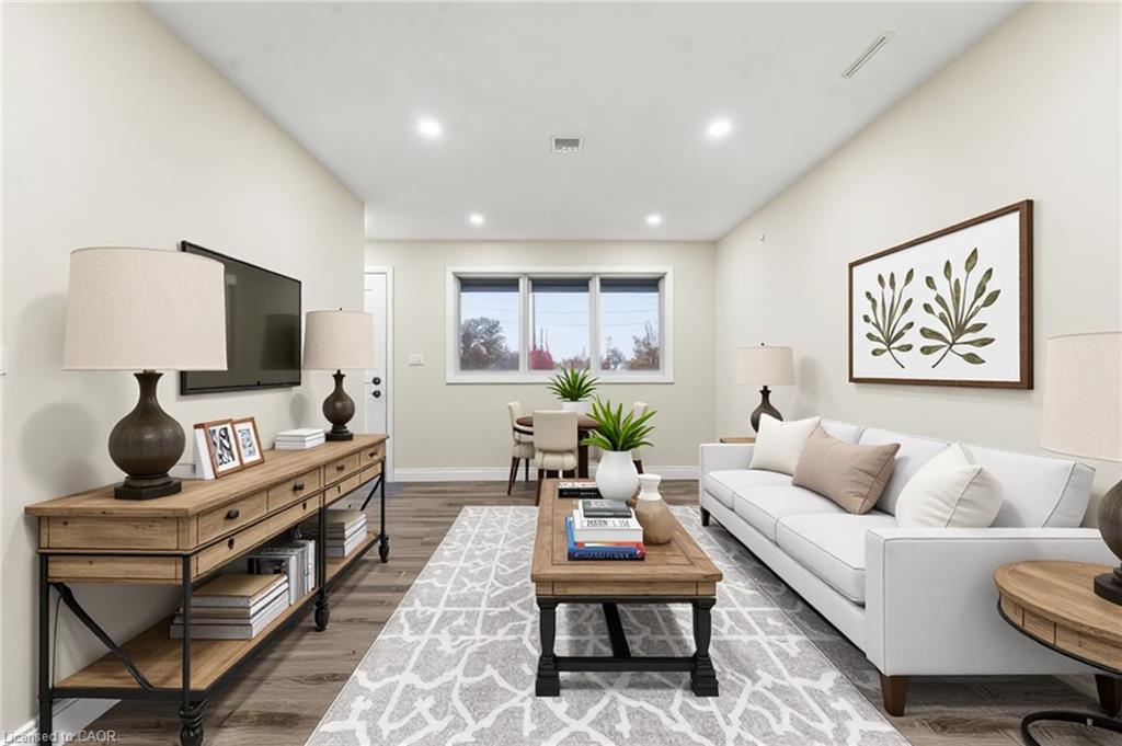 392 Wellington Street, Brantford, ON - Indoor Photo Showing Living Room