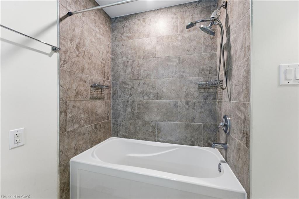 392 Wellington Street, Brantford, ON - Indoor Photo Showing Bathroom