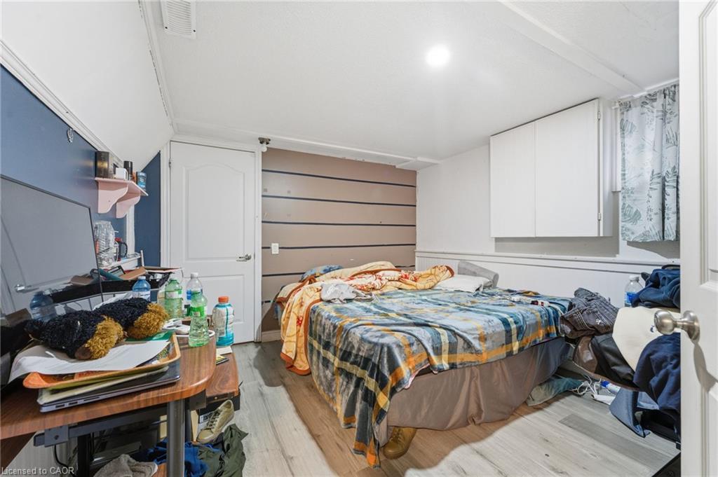 392 Wellington Street, Brantford, ON - Indoor Photo Showing Bedroom