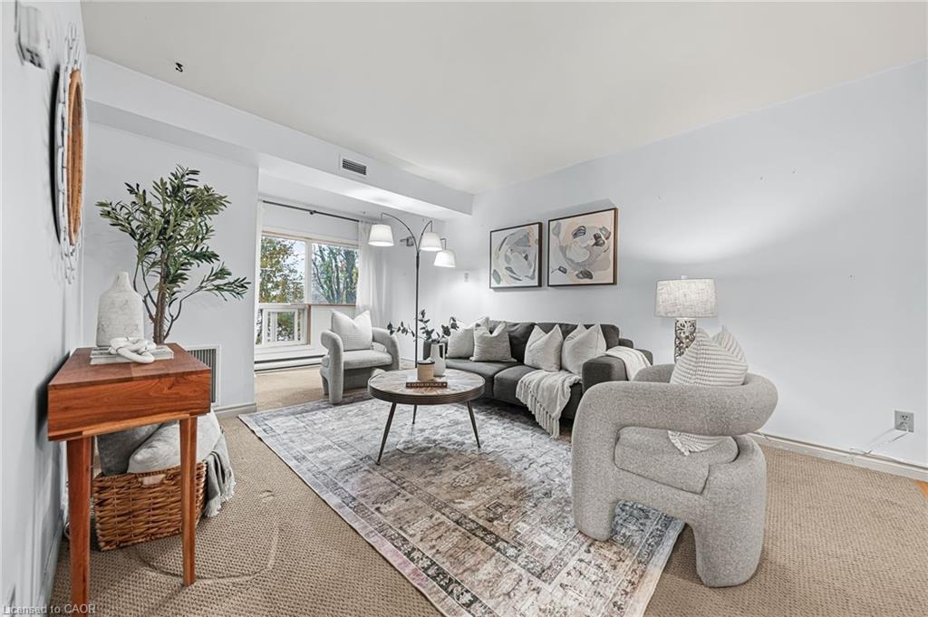 410-500 Westmount Road W, Kitchener, ON - Indoor Photo Showing Living Room