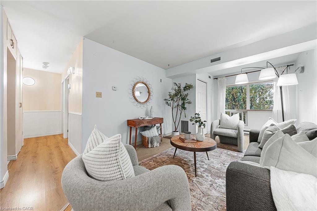 410-500 Westmount Road W, Kitchener, ON - Indoor Photo Showing Living Room