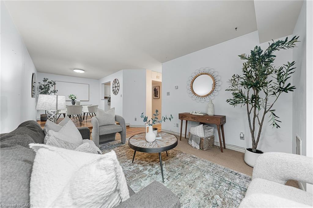 410-500 Westmount Road W, Kitchener, ON - Indoor Photo Showing Living Room
