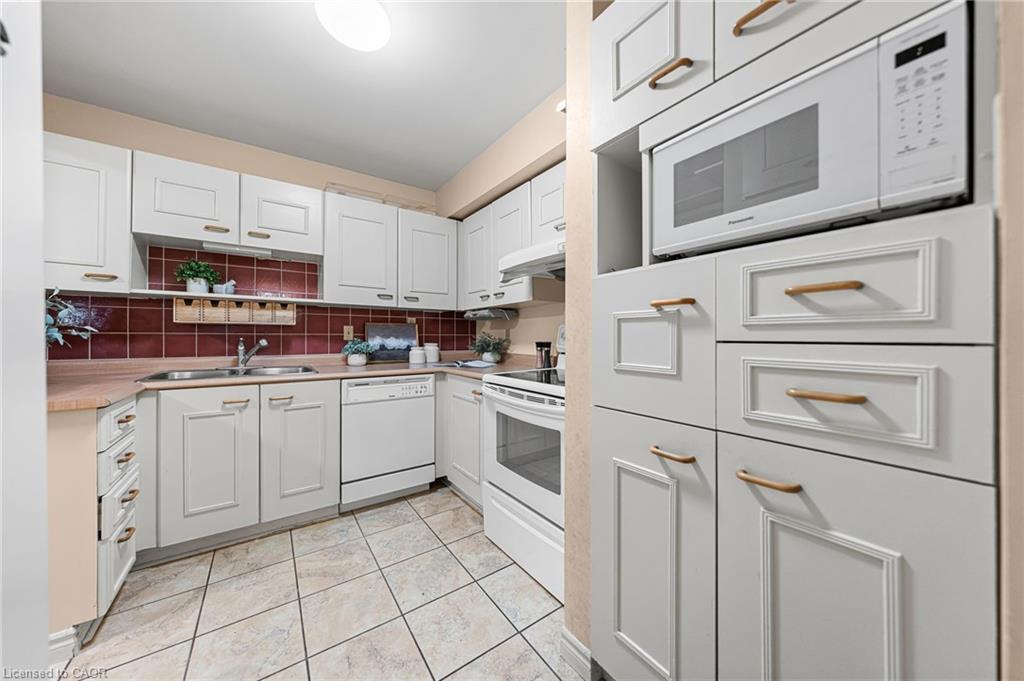 410-500 Westmount Road W, Kitchener, ON - Indoor Photo Showing Kitchen With Double Sink
