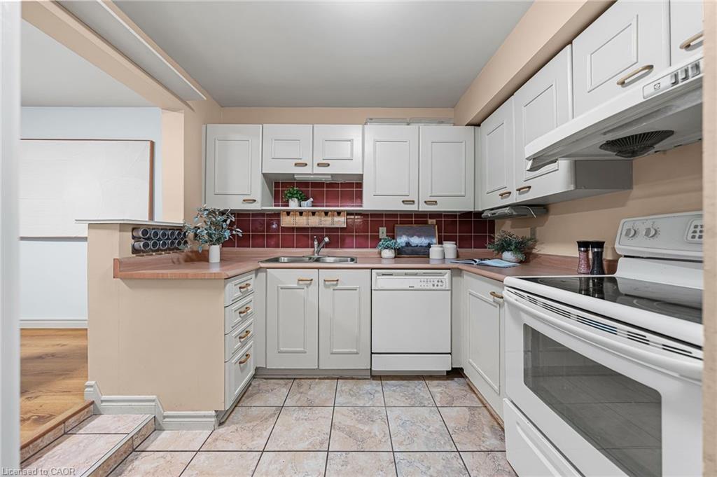 410-500 Westmount Road W, Kitchener, ON - Indoor Photo Showing Kitchen With Double Sink