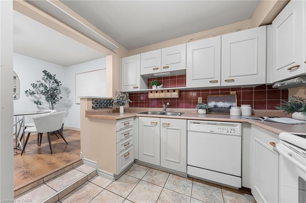 410-500 Westmount Road W, Kitchener, ON - Indoor Photo Showing Kitchen With Double Sink