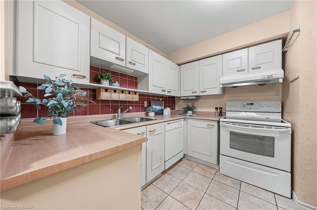 410-500 Westmount Road W, Kitchener, ON - Indoor Photo Showing Kitchen With Double Sink