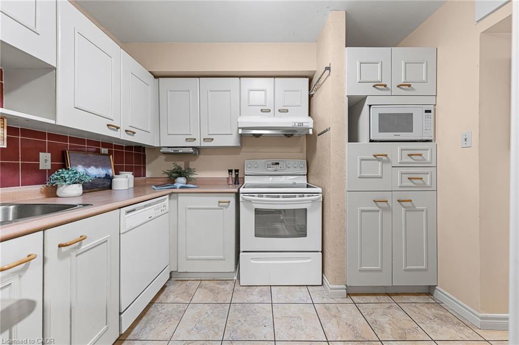 410-500 Westmount Road W, Kitchener, ON - Indoor Photo Showing Kitchen