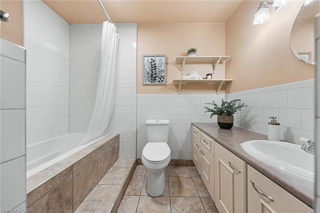 410-500 Westmount Road W, Kitchener, ON - Indoor Photo Showing Bathroom