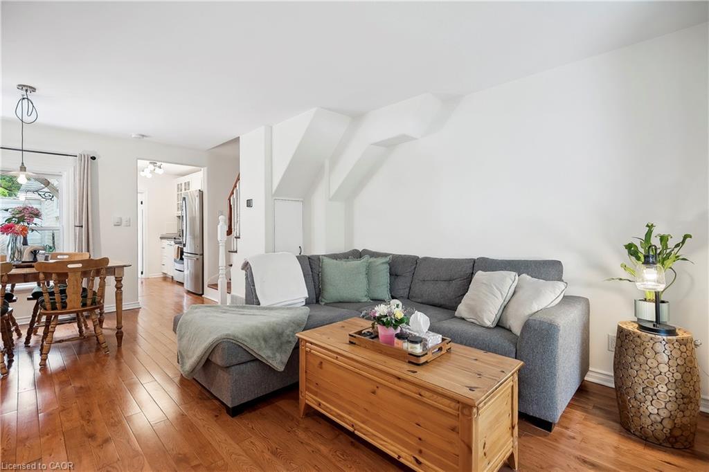 75 Ray Street N, Hamilton, ON - Indoor Photo Showing Living Room