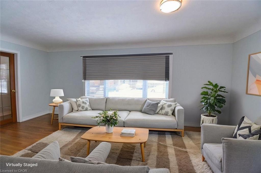 158 Howe Avenue, Hamilton, ON - Indoor Photo Showing Living Room