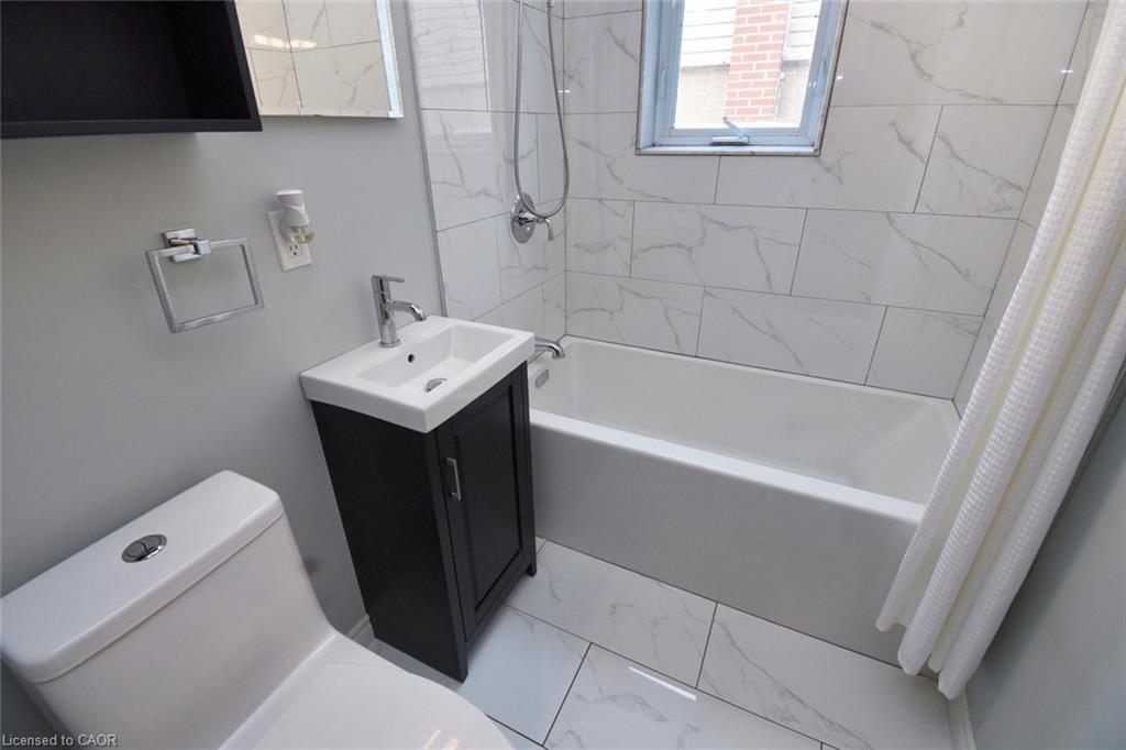 158 Howe Avenue, Hamilton, ON - Indoor Photo Showing Bathroom