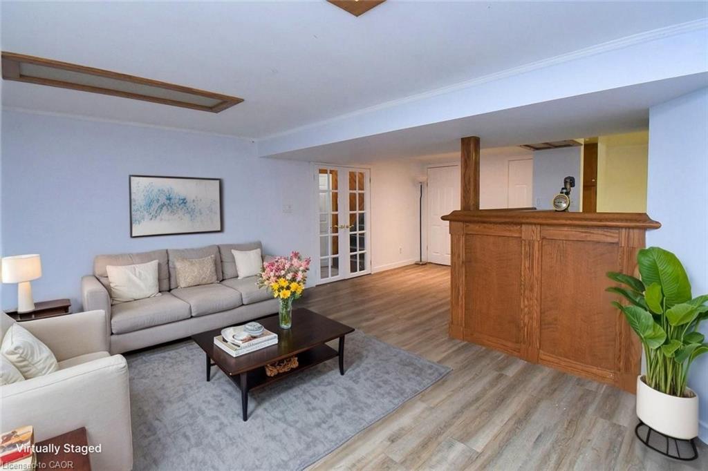 158 Howe Avenue, Hamilton, ON - Indoor Photo Showing Living Room