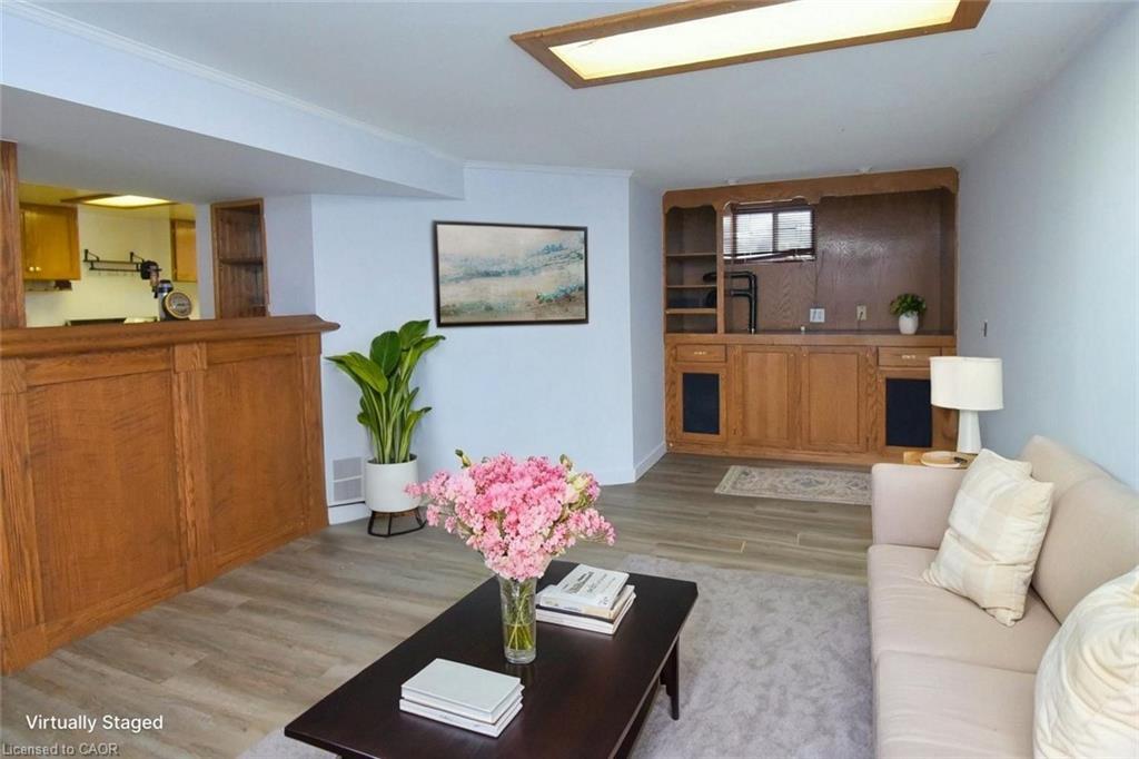 158 Howe Avenue, Hamilton, ON - Indoor Photo Showing Living Room