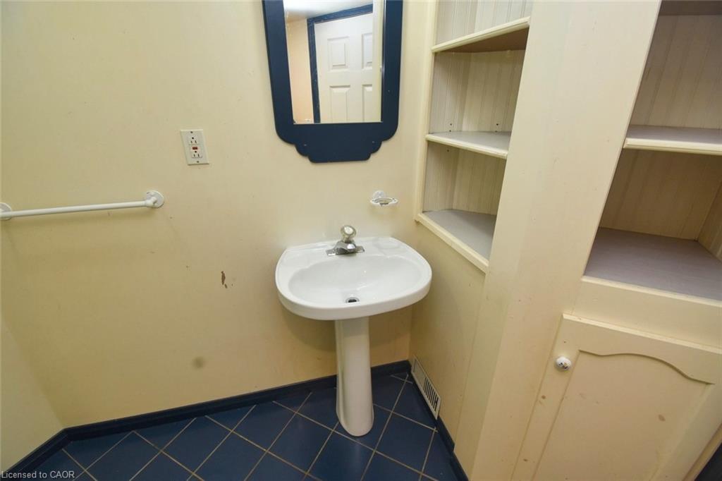 158 Howe Avenue, Hamilton, ON - Indoor Photo Showing Bathroom
