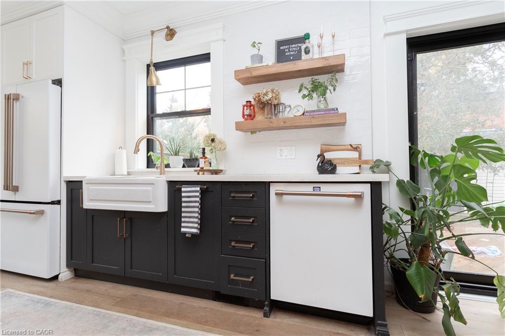 1406 Ontario Street, Burlington, ON - Indoor Photo Showing Kitchen