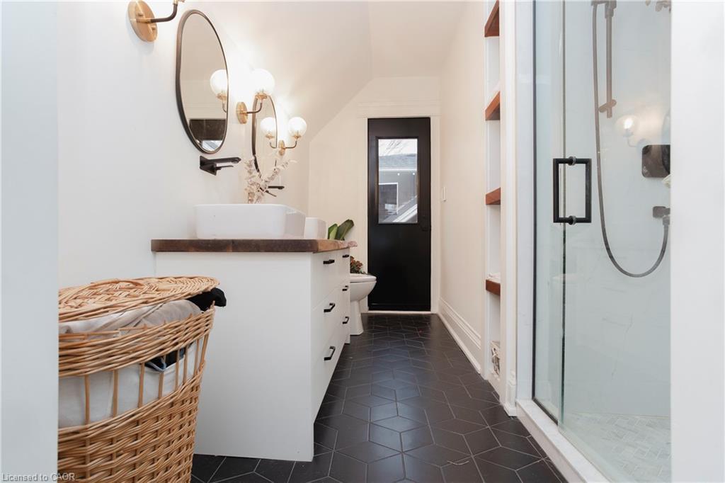 1406 Ontario Street, Burlington, ON - Indoor