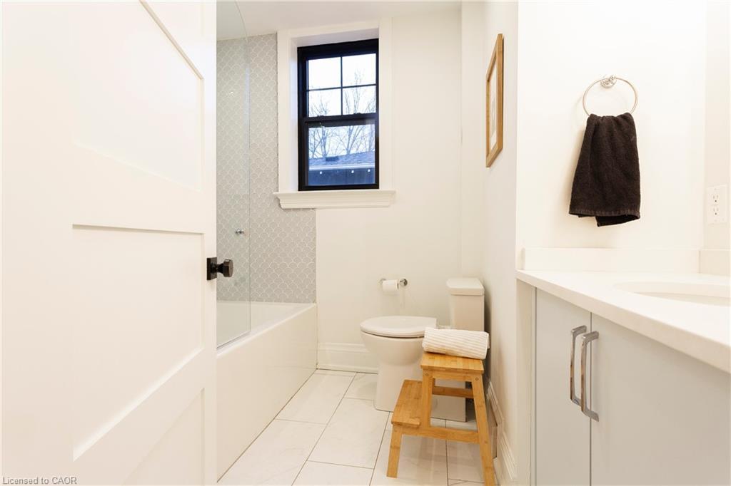 1406 Ontario Street, Burlington, ON - Indoor Photo Showing Bathroom