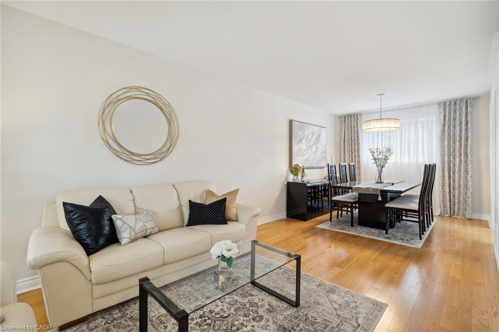1902 Beechknoll Avenue, Mississauga, ON - Indoor Photo Showing Living Room