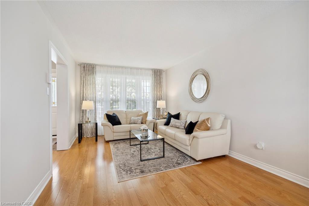 1902 Beechknoll Avenue, Mississauga, ON - Indoor Photo Showing Living Room